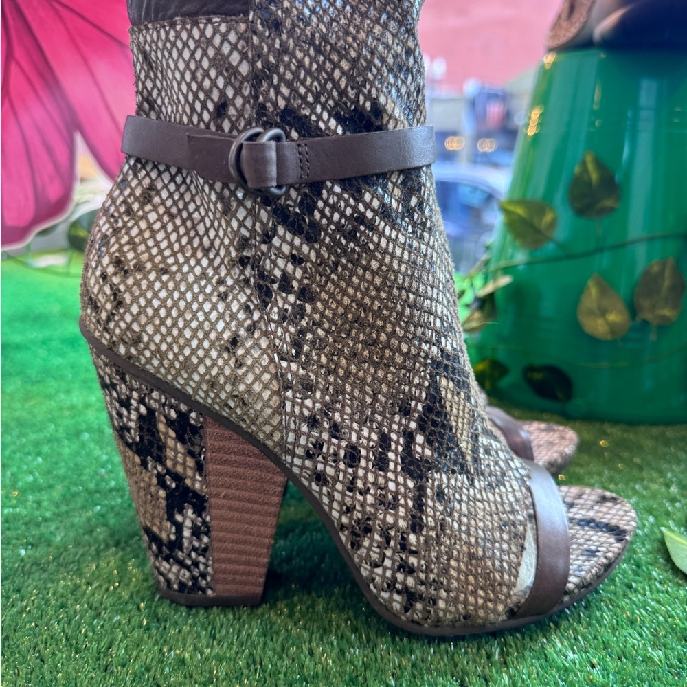 Tsubo Women's Snake-Print Open-Toe snake print Ankle Boot